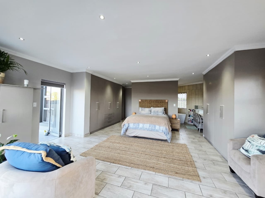 6 Bedroom Property for Sale in Glentana Western Cape